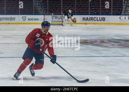 Sunrise, USA. November 2021. 23 Carter Verhaeghe während des Florida Panthers Training Day vor dem Spiel zwischen Florida Panthers und New Jersey Devils am 17. November 2021 bei Sunrise, Florida, USA (Foto von Yaroslav Sabitov/YES Market Media/Sipa USA) Credit: SIPA USA/Alamy Live News Stockfoto