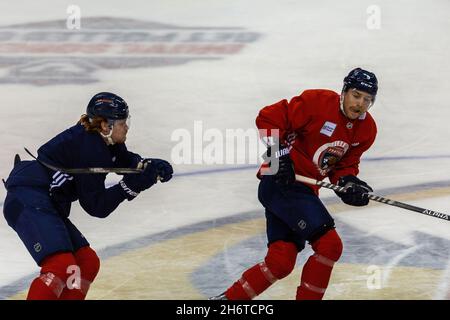 Sunrise, USA. November 2021. 9 Sam Bennett, 74 Owen Tippett beim Florida Panthers Training Day vor dem Spiel zwischen Florida Panthers und New Jersey Devils am 17. November 2021 bei Sunrise, Florida, USA (Foto von Yaroslav Sabitov/YES Market Media/Sipa USA) Kredit: SIPA USA/Alamy Live News Stockfoto