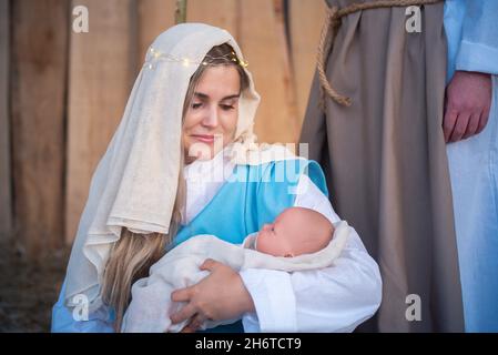 Jungfrau maria hält Jesus Baby in einer traditionellen Krippe Stockfoto