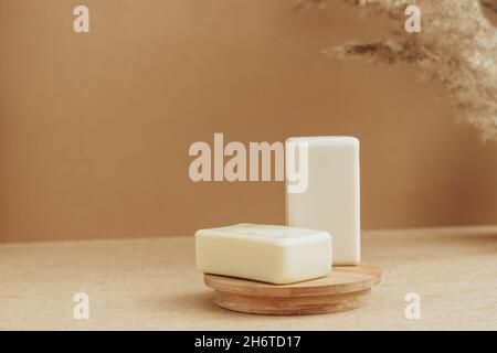 Seifenstücke aus natürlichen Rohstoffen beige Hintergrund. Bio-Kosmetik Spa Gesundheitskonzept Naturkosmetik Stockfoto