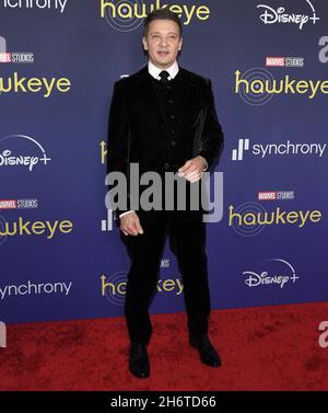 Los Angeles, USA. November 2021. Jeremy Renner kommt bei der HAWKEYE Los Angeles Premiere der Marvel Studios an, die am Mittwoch, dem 17. November 2021, im El Capitan Theatre in Hollywood, CA, stattfand. (Foto: Sthanlee B. Mirador/Sipa USA) Quelle: SIPA USA/Alamy Live News Stockfoto