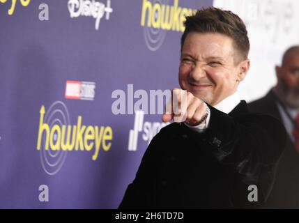 Los Angeles, USA. November 2021. Jeremy Renner kommt bei der HAWKEYE Los Angeles Premiere der Marvel Studios an, die am Mittwoch, dem 17. November 2021, im El Capitan Theatre in Hollywood, CA, stattfand. (Foto: Sthanlee B. Mirador/Sipa USA) Quelle: SIPA USA/Alamy Live News Stockfoto