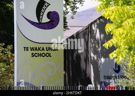 Ansicht der Te Waka Unua School, wo drei Kinder positiv auf Covid-19 getestet wurden. Eine Person, die nach Auckland für eine Tangi (Maori-Beerdigung) reiste, hatte sich auf Covid-19 positiv getestet, nachdem sie am Sonntag bei ihrer Rückkehr nach Christchurch symptomatisch geworden war. Die Person lebt in einem sechsköpfigen Haushalt im Südosten von Christchurch, drei ihrer Kinder befinden sich jetzt in einer MIQ (Managed Isolation Quarantäne). Eine andere Person hat heute in Christchurch positiv getestet. Teststationen an zwei Standorten in Christchurch waren mit Menschen beschäftigt, die getestet werden wollten. Stockfoto