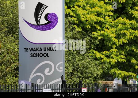 Ansicht der Te Waka Unua School, wo drei Kinder positiv auf Covid-19 getestet wurden. Eine Person, die nach Auckland für eine Tangi (Maori-Beerdigung) reiste, hatte sich auf Covid-19 positiv getestet, nachdem sie am Sonntag bei ihrer Rückkehr nach Christchurch symptomatisch geworden war. Die Person lebt in einem sechsköpfigen Haushalt im Südosten von Christchurch, drei ihrer Kinder befinden sich jetzt in einer MIQ (Managed Isolation Quarantäne). Eine andere Person hat heute in Christchurch positiv getestet. Teststationen an zwei Standorten in Christchurch waren mit Menschen beschäftigt, die getestet werden wollten. (Foto von Adam Bradley/SOPA Images/Sipa USA) Stockfoto