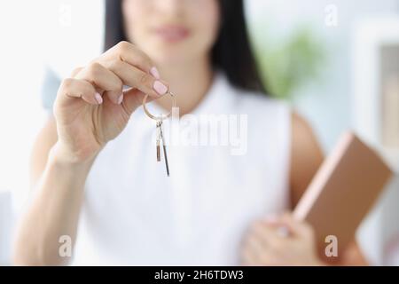 Agent oder makler mit Schlüssel für neuen Vermieter oder Mieter oder Vermietung Stockfoto