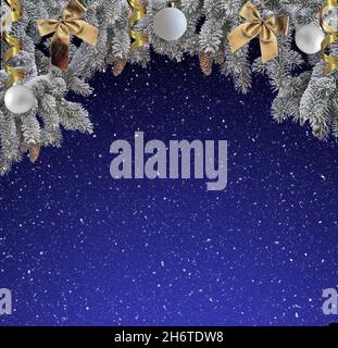 Frohe Weihnachten und glückliches Neues Jahr Grußkarte oder Grenze Tannenzweige mit Schnee und Reif bedeckt und Weihnachten Dekor: Spielzeug, Bögen. Winter Christ Stockfoto