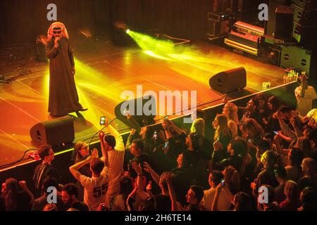 File Photo vom 4. Mai 2019 zeigt den syrischen Künstler Omar Suleiman (oder Omar Souleyman) während eines Konzerts in Amsterdam, Niederlande. Am 17. November 2021 meldeten Nachrichtenberichte, dass er von der türkischen Polizei unter dem Vorwurf der Zugehörigkeit zu einer „terroristischen Organisation“ verhaftet wurde. Foto von Balkis Press/ABACAPRESS.COM Stockfoto