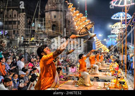 Hinduistische Priester, die am Abend Aarati (Gebet) in Dashashwamedh Ghat während der Ganga Aarti, einem traditionellen und alten hinduistischen Ritual zu Ehren des Ganges River, der am Ufer des Flusses gehalten wird, durchführen. Stockfoto