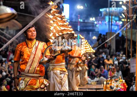 Hinduistische Priester, die am Abend Aarati (Gebet) in Dashashwamedh Ghat während der Ganga Aarti, einem traditionellen und alten hinduistischen Ritual zu Ehren des Ganges River, der am Ufer des Flusses gehalten wird, durchführen. Stockfoto