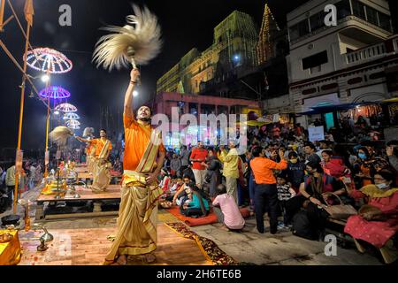 Varanasi, Indien. November 2021. Hinduistische Priester, die am Abend Aarati (Gebet) in Dashashwamedh Ghat während der Ganga Aarti, einem traditionellen und alten hinduistischen Ritual zu Ehren des Ganges River, der am Ufer des Flusses gehalten wird, durchführen. (Foto: Avishek das/SOPA Images/Sipa USA) Quelle: SIPA USA/Alamy Live News Stockfoto