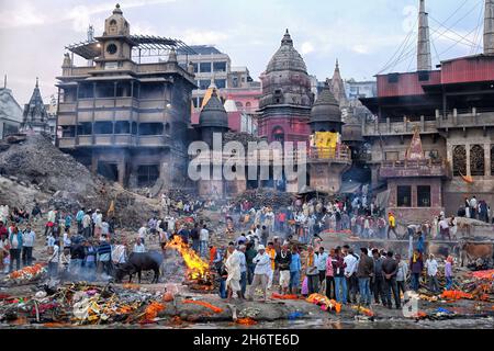 Varanasi, Indien. November 2021. Eine Creamation, die am Ufer des Mani Karnika Ghat in Dashashwamedh Ghat während der Gonga Aarti, einem traditionellen und alten hinduistischen Ritual zu Ehren des Ganges River, der an den Ufern des Flusses gehalten wird, vorgeht. (Foto: Avishek das/SOPA Images/Sipa USA) Quelle: SIPA USA/Alamy Live News Stockfoto