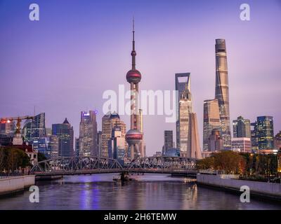 Sonnenuntergang Ansicht von Lujiazui, dem Finanzviertel in Shanghai, China. Stockfoto