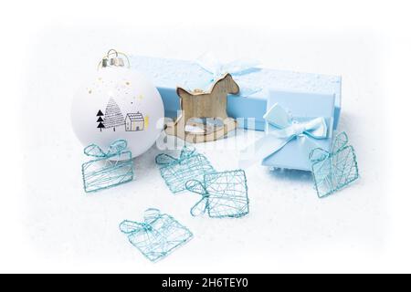 Weihnachten und Neugeborene Motive auf weißem verschneiten Hintergrund Stockfoto