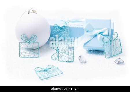 Weihnachten und Neugeborene Motive auf weißem verschneiten Hintergrund Stockfoto
