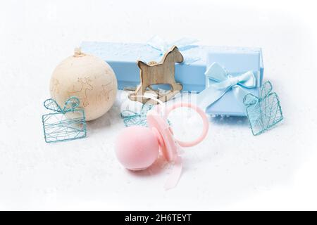 Weihnachten und Neugeborene Motive auf weißem verschneiten Hintergrund Stockfoto