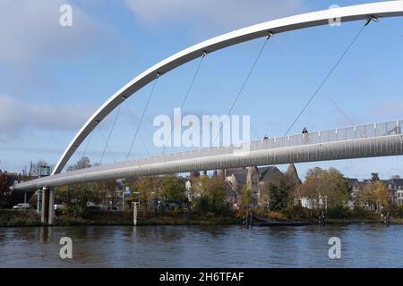 Die 'Hoge Brug' (hohe Brücke), eine moderne Brücke für Fußgänger und Radfahrer über die Maas in Maastricht, Niederlande. Stadtbild Maastricht Stockfoto