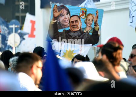 Manifestación en apoyo al Presidente Alberto Fernández al conmemorarse el día de la militancia, 17 de noviembre de 2021, Buenos Aires, Argentinien Stockfoto