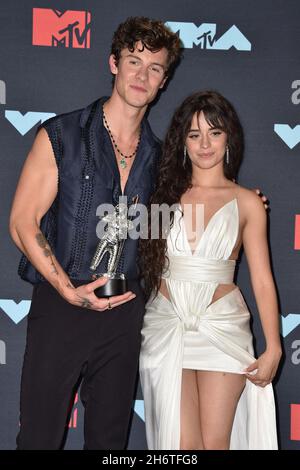 File Photo vom 26. August 2019 von Camila Cabello, Shawn Mendes Pose im Presseraum während der MTV Video Music Awards 2019 im Prudential Center in Newark, NJ, USA. Am Mittwoch, den 17. November, gaben die Popstars bekannt, dass sie sich nach mehr als zwei Jahren Dating aufgelöst haben. Camila und Shawn schrieben in ihren jeweiligen Instagram Stories: „Hey Leute, wir haben uns entschieden, unsere romantische Beziehung zu beenden, aber unsere Liebe füreinander als Menschen ist stärker als je zuvor.“ Foto von Lionel Hahn/ABACAPRESS.COM Stockfoto