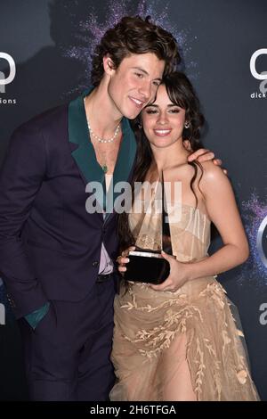 Datei-Foto vom 24. November 2019 von Shawn Mendes und Camila Cabello, den Gewinnern des Preises „Collaboration of the Year“ für „Señorita“, posieren im Presseraum während der American Music Awards 2019 im Microsoft Theater in Los Angeles, CA, USA. Am Mittwoch, den 17. November, gaben die Popstars bekannt, dass sie sich nach mehr als zwei Jahren Dating aufgelöst haben. Camila und Shawn schrieben in ihren jeweiligen Instagram Stories: „Hey Leute, wir haben uns entschieden, unsere romantische Beziehung zu beenden, aber unsere Liebe füreinander als Menschen ist stärker als je zuvor.“ Foto von Lionel Hahn/ABACAPRESS.COM Stockfoto