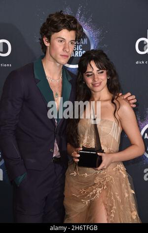 Datei-Foto vom 24. November 2019 von Shawn Mendes und Camila Cabello, den Gewinnern des Preises „Collaboration of the Year“ für „Señorita“, posieren im Presseraum während der American Music Awards 2019 im Microsoft Theater in Los Angeles, CA, USA. Am Mittwoch, den 17. November, gaben die Popstars bekannt, dass sie sich nach mehr als zwei Jahren Dating aufgelöst haben. Camila und Shawn schrieben in ihren jeweiligen Instagram Stories: „Hey Leute, wir haben uns entschieden, unsere romantische Beziehung zu beenden, aber unsere Liebe füreinander als Menschen ist stärker als je zuvor.“ Foto von Lionel Hahn/ABACAPRESS.COM Stockfoto