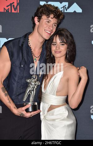 File Photo vom 26. August 2019 von Camila Cabello, Shawn Mendes Pose im Presseraum während der MTV Video Music Awards 2019 im Prudential Center in Newark, NJ, USA. Am Mittwoch, den 17. November, gaben die Popstars bekannt, dass sie sich nach mehr als zwei Jahren Dating aufgelöst haben. Camila und Shawn schrieben in ihren jeweiligen Instagram Stories: „Hey Leute, wir haben uns entschieden, unsere romantische Beziehung zu beenden, aber unsere Liebe füreinander als Menschen ist stärker als je zuvor.“ Foto von Lionel Hahn/ABACAPRESS.COM Stockfoto