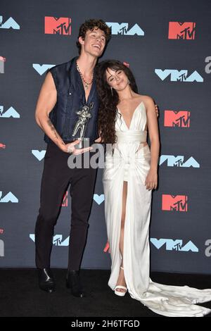 File Photo vom 26. August 2019 von Camila Cabello, Shawn Mendes Pose im Presseraum während der MTV Video Music Awards 2019 im Prudential Center in Newark, NJ, USA. Am Mittwoch, den 17. November, gaben die Popstars bekannt, dass sie sich nach mehr als zwei Jahren Dating aufgelöst haben. Camila und Shawn schrieben in ihren jeweiligen Instagram Stories: „Hey Leute, wir haben uns entschieden, unsere romantische Beziehung zu beenden, aber unsere Liebe füreinander als Menschen ist stärker als je zuvor.“ Foto von Lionel Hahn/ABACAPRESS.COM Stockfoto
