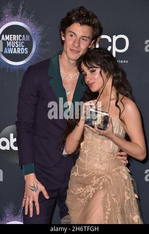 Datei-Foto vom 24. November 2019 von Shawn Mendes und Camila Cabello, den Gewinnern des Preises „Collaboration of the Year“ für „Señorita“, posieren im Presseraum während der American Music Awards 2019 im Microsoft Theater in Los Angeles, CA, USA. Am Mittwoch, den 17. November, gaben die Popstars bekannt, dass sie sich nach mehr als zwei Jahren Dating aufgelöst haben. Camila und Shawn schrieben in ihren jeweiligen Instagram Stories: „Hey Leute, wir haben uns entschieden, unsere romantische Beziehung zu beenden, aber unsere Liebe füreinander als Menschen ist stärker als je zuvor.“ Foto von Lionel Hahn/ABACAPRESS.COM Stockfoto