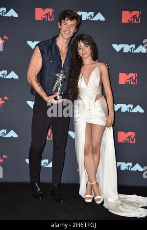 File Photo vom 26. August 2019 von Camila Cabello, Shawn Mendes Pose im Presseraum während der MTV Video Music Awards 2019 im Prudential Center in Newark, NJ, USA. Am Mittwoch, den 17. November, gaben die Popstars bekannt, dass sie sich nach mehr als zwei Jahren Dating aufgelöst haben. Camila und Shawn schrieben in ihren jeweiligen Instagram Stories: „Hey Leute, wir haben uns entschieden, unsere romantische Beziehung zu beenden, aber unsere Liebe füreinander als Menschen ist stärker als je zuvor.“ Foto von Lionel Hahn/ABACAPRESS.COM Stockfoto