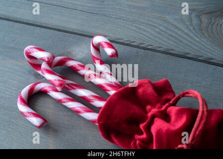 Candy Canes auf Holzhintergrund. Blick auf Weihnachten. Stockfoto