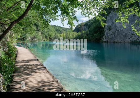 Plitvicer Seen in Kroatien. Sightseeing-Ort. Sehr beliebt bei Touristen. Schöne Landschaft und Natur. Tageslicht. Stockfoto