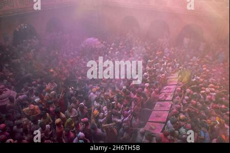 INDIEN, UTAR-PRADESH, VRINDAVAN, BANKE BIHARI-TEMPEL. HOLI, GENANNT COLOR FESTIVAL, WIRD WÄHREND DES VOLLMONDES DES MONATS PHALGUNA IM S GEFEIERT Stockfoto