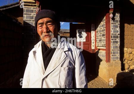 CHINA, YUNNAN, LIJIANG, BAISHA DORF, DOKTOR HO SPEZIALIST FÜR PFLANZENMEDIZIN Stockfoto