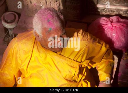 INDIEN, UTAR-PRADESH, VRINDAVAN, BANKE BIHARI-TEMPEL. HOLI, GENANNT COLOR FESTIVAL, WIRD WÄHREND DES VOLLMONDES DES MONATS PHALGUNA IM S GEFEIERT Stockfoto