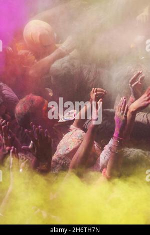 INDIEN, UTAR-PRADESH, VRINDAVAN, BANKE BIHARI-TEMPEL. HOLI, GENANNT COLOR FESTIVAL, WIRD WÄHREND DES VOLLMONDES DES MONATS PHALGUNA IM S GEFEIERT Stockfoto