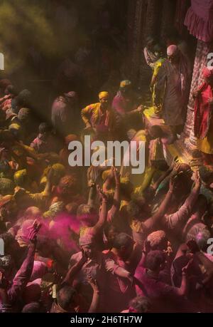 INDIEN, UTAR-PRADESH, VRINDAVAN, BANKE BIHARI-TEMPEL. HOLI, GENANNT COLOR FESTIVAL, WIRD WÄHREND DES VOLLMONDES DES MONATS PHALGUNA IM S GEFEIERT Stockfoto