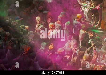 INDIEN, UTAR-PRADESH, VRINDAVAN, BANKE BIHARI-TEMPEL. HOLI, GENANNT COLOR FESTIVAL, WIRD WÄHREND DES VOLLMONDES DES MONATS PHALGUNA IM S GEFEIERT Stockfoto