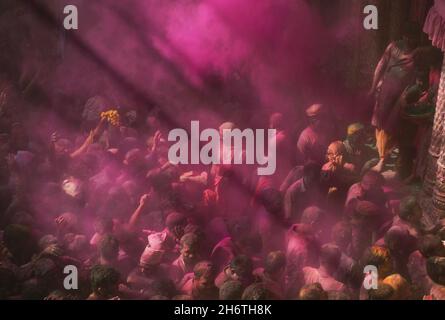 INDIEN, UTAR-PRADESH, VRINDAVAN, BANKE BIHARI-TEMPEL. HOLI, GENANNT COLOR FESTIVAL, WIRD WÄHREND DES VOLLMONDES DES MONATS PHALGUNA IM S GEFEIERT Stockfoto