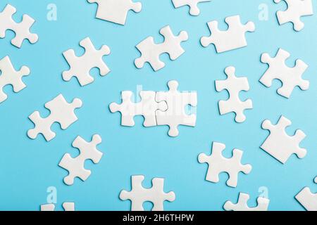 Puzzleteile sind miteinander verbunden. Weiße Puzzleteile auf blauem Hintergrund. Business, Partner, Lösung, Allianz, Gewerkschaftskonzept. Hochwertige Fotos Stockfoto