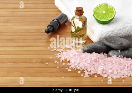 Schönheitsbehandlungen für Spa-Behandlungen auf einem Holztisch Stockfoto