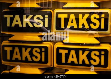 Die Schilder von den Taxiwagen. Stockfoto