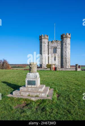 Denkmal der Belagerung von 1855, das von Admiral Lord Lyons Henry Granville, Herzog von Norfolk, und Hiorne Tower (Torheit) im Arundel Park, West Sussex, Großbritannien, überreicht wurde. Stockfoto