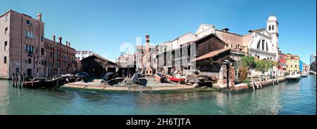 Venedig, Panoramabild der leeren Werft Squero di San Trovaso in Venedig. Wahrzeichen Bootshof Gebäude traditionelle hölzerne Gondeln. Stockfoto