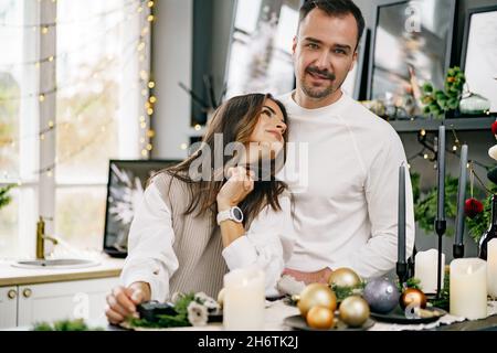 Junge liebevolle Paar gute Zeit am Weihnachtsmorgen in der Küche Stockfoto
