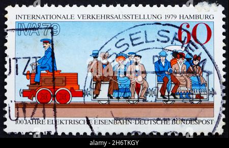 DEUTSCHLAND - UM 197¸9: Eine in Deutschland gedruckte Briefmarke zeigt den ersten Elektrozug, 1879 Berlin Ausstellung, um 1979 Stockfoto