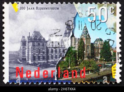 NIEDERLANDE - UM 1985: Eine in den Niederlanden gedruckte Briefmarke zeigt das Nationalmuseum der Schönen Künste, Amsterdam, hundertjähriges Jubiläum, um 1985 Stockfoto