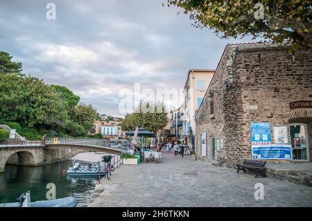 Straße in Collioure, Pyrénées-Orientales, Frankreich Stockfoto