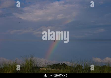 RWALPINDI,PAKISTAN .Ein Regenbogen ist eine Manifestation der Natur. In dem Wassertropfen in der Luft nach Regen als Manifest wirken. Wenn die Strahlen der Sonne Stockfoto