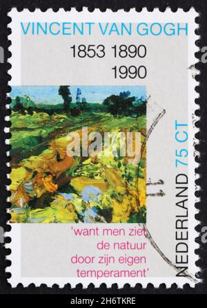 NIEDERLANDE - UM 1990: Eine in den Niederlanden gedruckte Briefmarke zeigt den Grünen Weinberg, Detail der Malerei von Vincent van Gogh, um 1990 Stockfoto