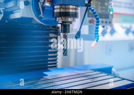 Nahaufnahme Moderne Bohren CNC-Maschine auf Metall in automatischen Produktionswagen. Stockfoto