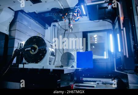 Koordinatenmessmaschine Sonde CMM bei Fräsarbeiten. Qualitätskontrolle des Sensors nach der Bearbeitung von CNC-Industriemetall. Stockfoto